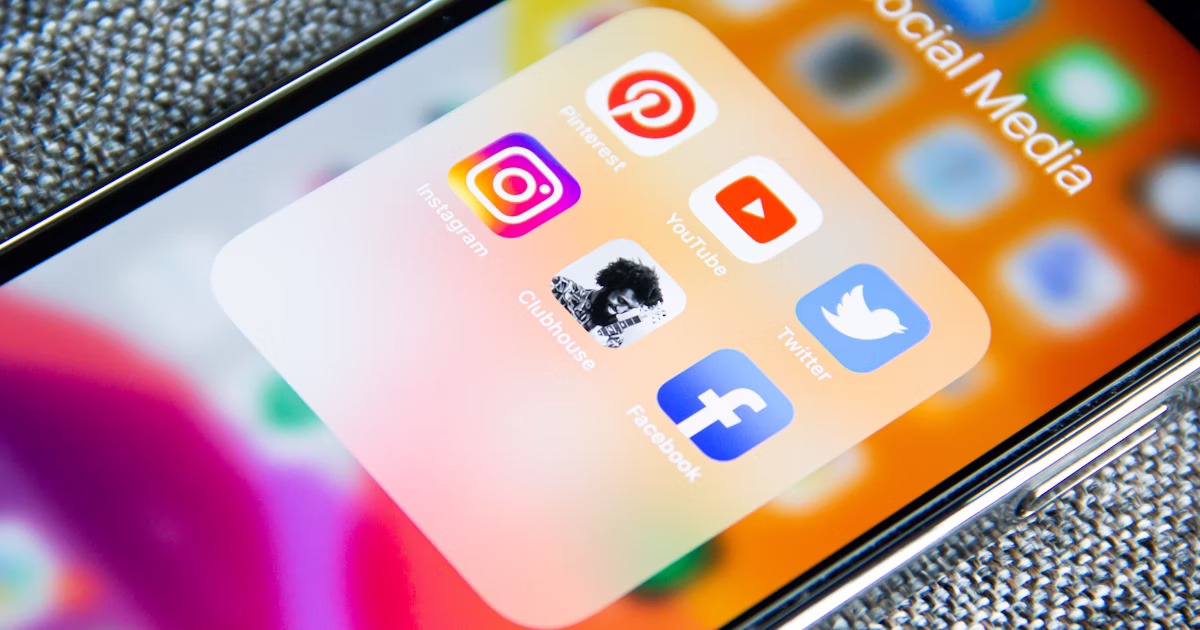 Smartphone affichant une recherche Google avec annonces