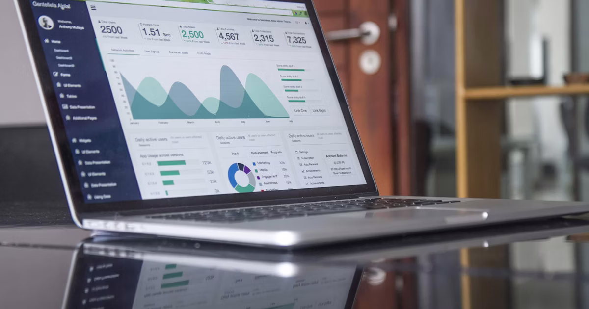 Tableau de bord analytics SEO sur ordinateur portable